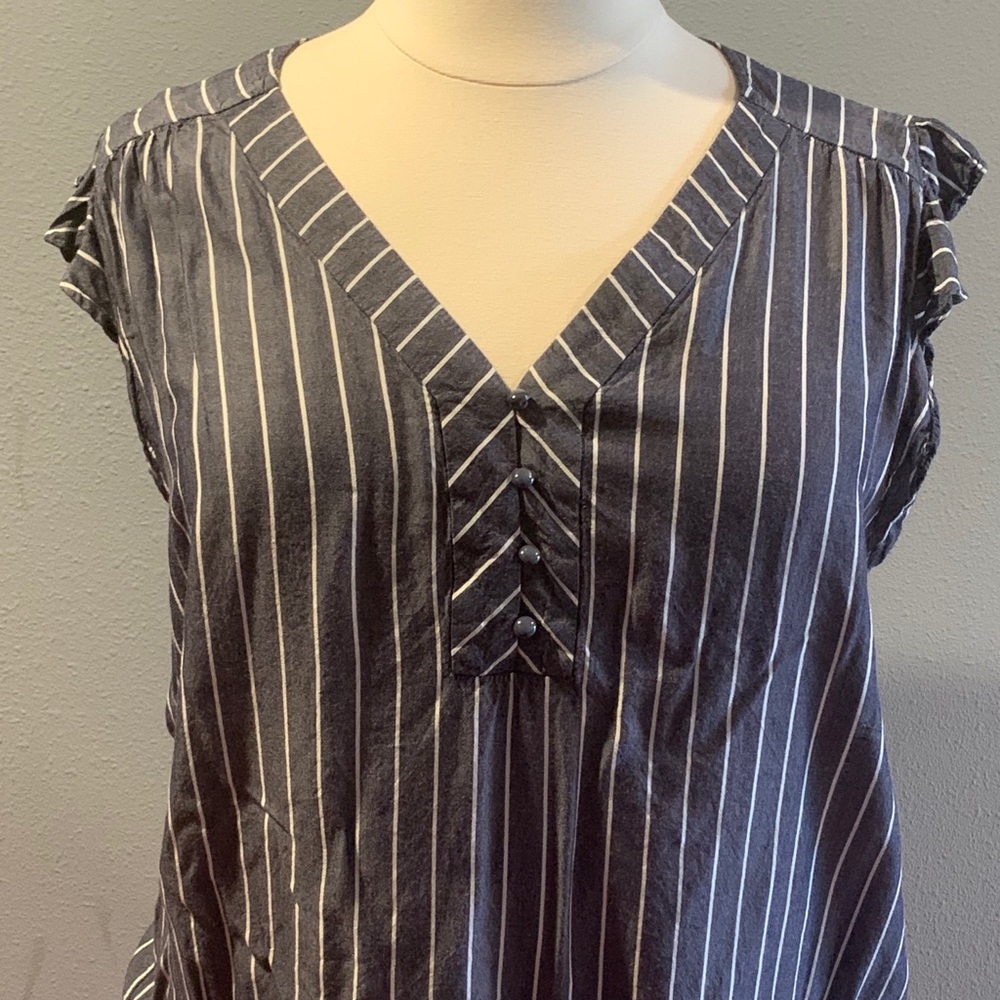 Striped sleeveless blouse with ruffles